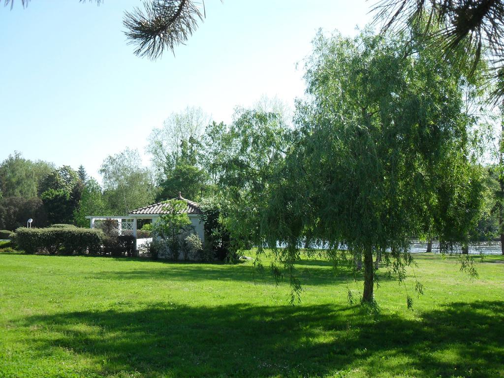 Logis Hotel Val De Vienne Le Vigeant Exterior foto