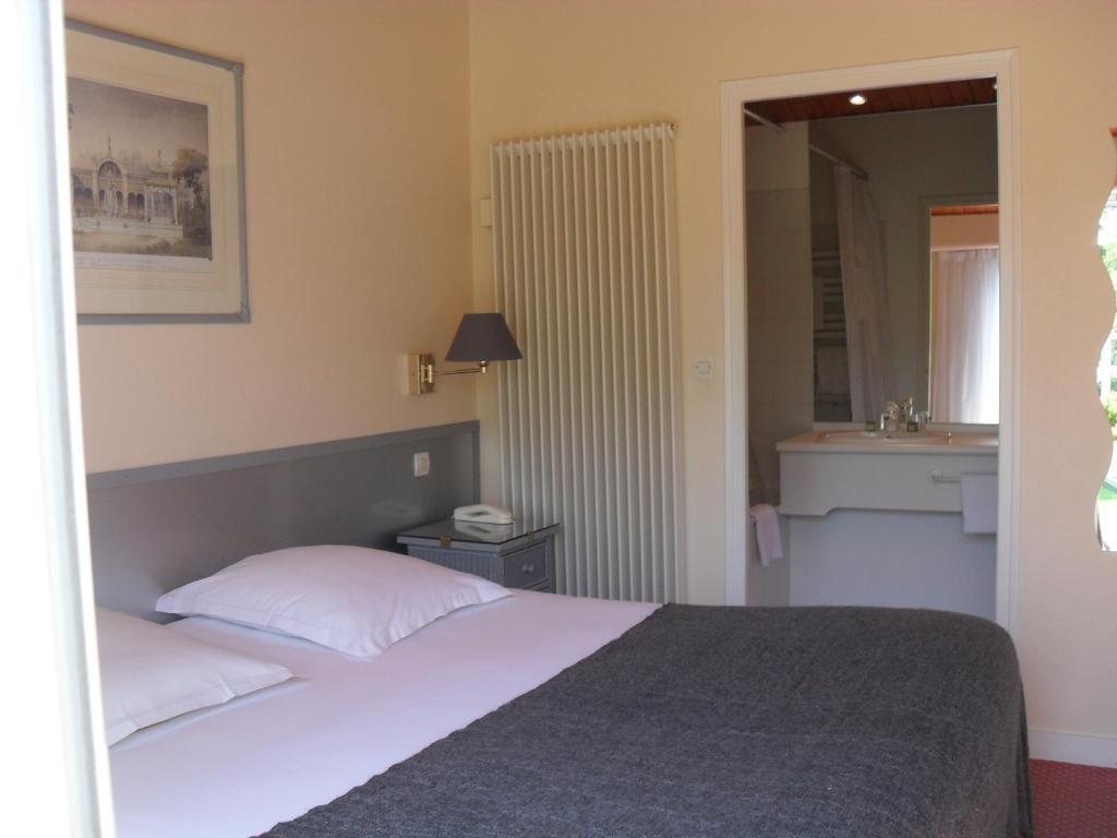 Logis Hotel Val De Vienne Le Vigeant Habitación foto