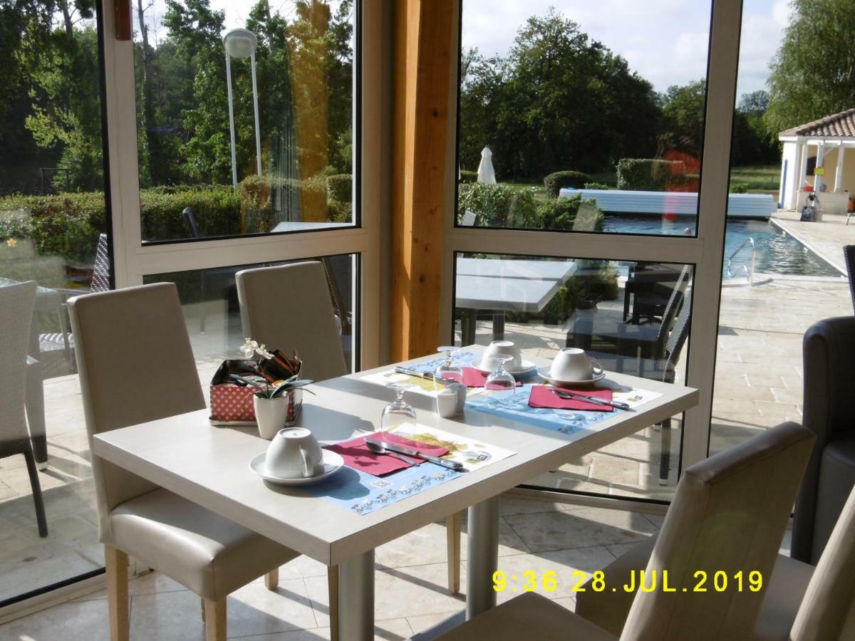 Logis Hotel Val De Vienne Le Vigeant Exterior foto